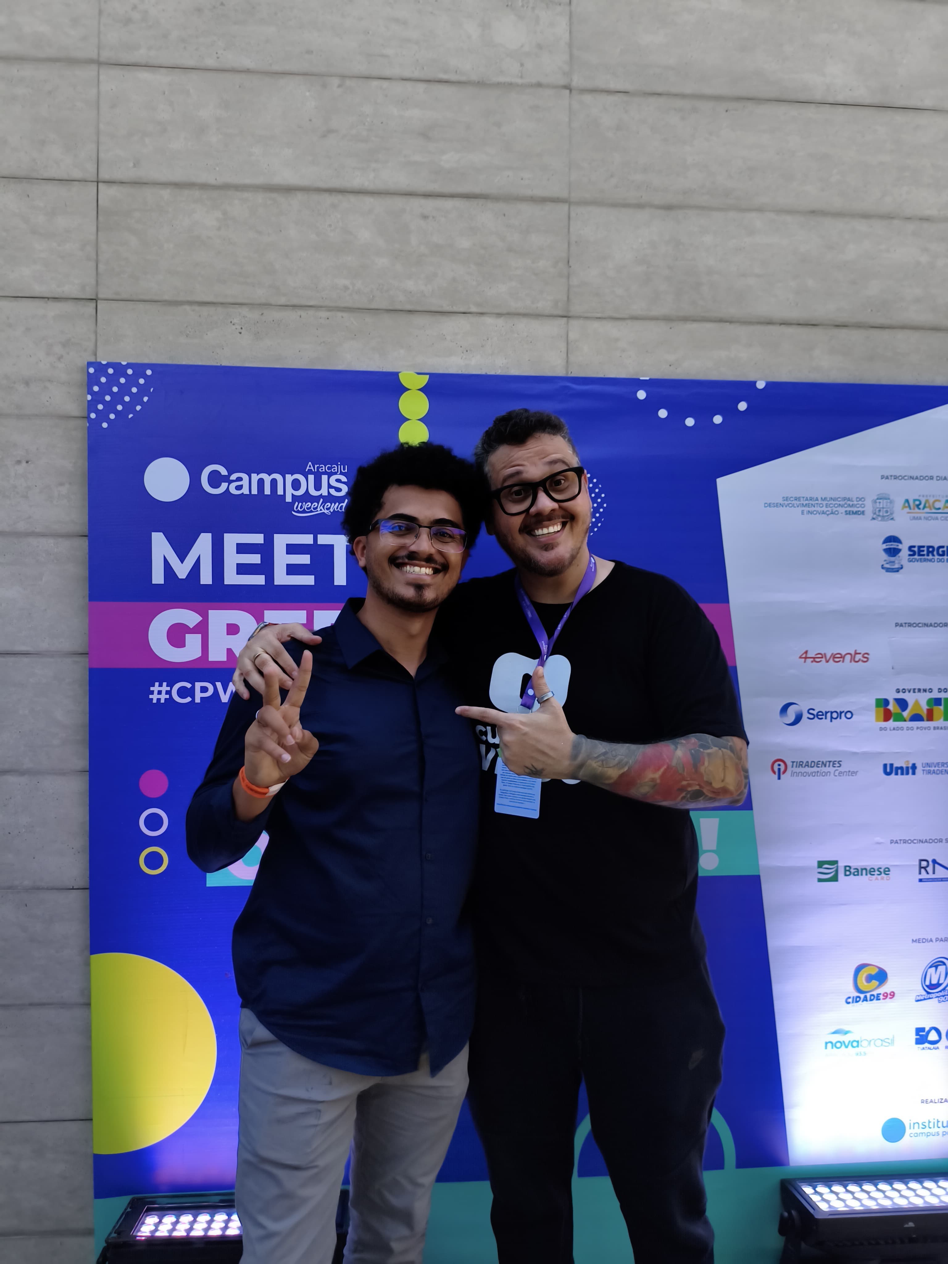 Felipe Jovino no Campus Weekend Aracaju com organizador do evento, outubro de 2025