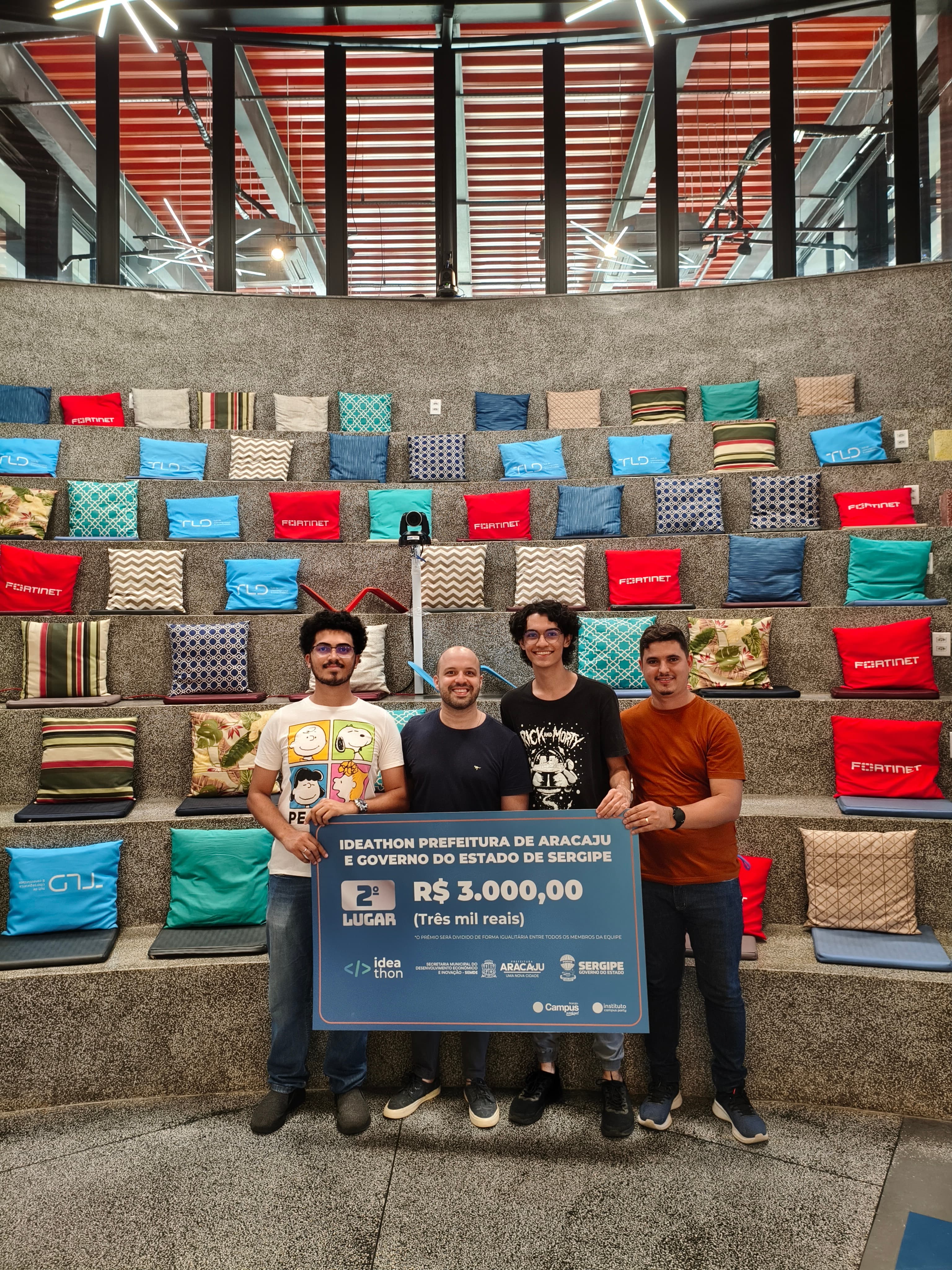 Felipe Jovino com equipe segurando placa de 2º lugar — Ideathon Prefeitura de Aracaju & Governo de Sergipe — R$ 3.000